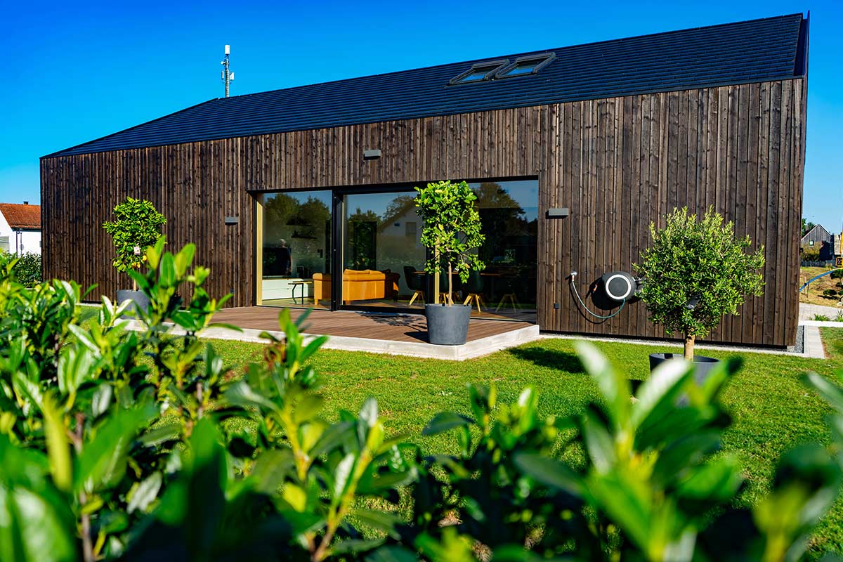 Holzbau Hasl Musterhaus Aussenansicht Garten